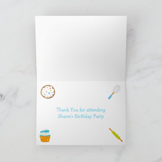 Schattige Blond Haar Jongen Bakken Verjaardagsfees Bedankkaart (Binnen)