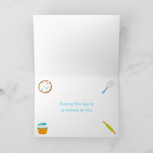 Schattige Blond Haar Jongen Bakken Verjaardagsfees Kaart (Binnen)