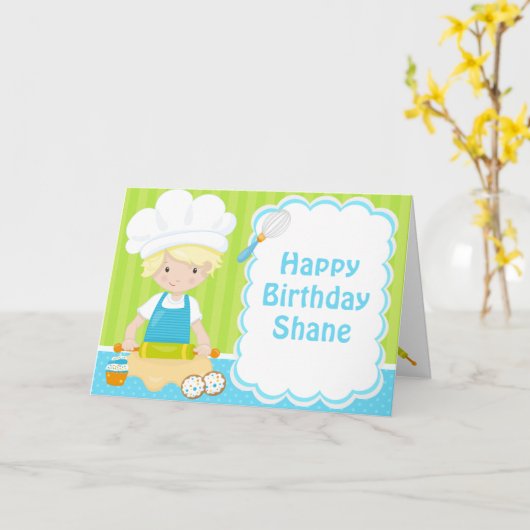 Schattige Blond Haar Jongen Bakken Verjaardagsfees Kaart (Gele Bloem)