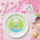 Schattige Blond Haar Jongen Bakken Verjaardagsfees Papieren Bordje (Feest)