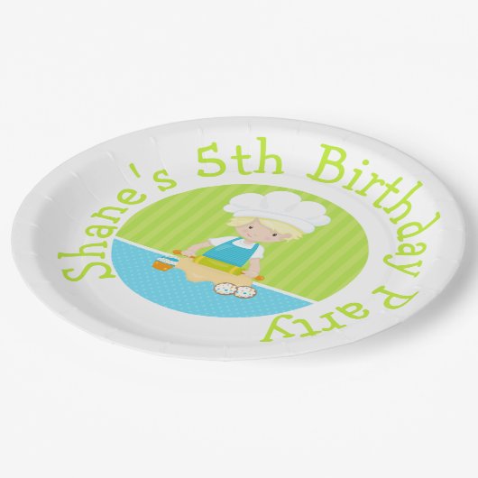 Schattige Blond Haar Jongen Bakken Verjaardagsfees Papieren Bordje (Gekanteld)