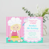 Schattige Blond Meisje Bakken Verjaardagsfeestje U Kaart (Staand voorkant)