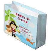 Schattige blond piraat jongen in rood verjaardagsf groot cadeauzakje (Voorkant Gekanteld)