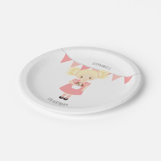 Schattige Blond Verjaardagsmeisje en Puppy Papieren Bordje (Gekanteld)