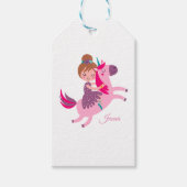 Schattige blondine haired meisje rijden op een een cadeaulabel (Voorkant)