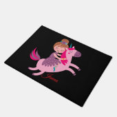 Schattige blondine haired meisje rijden op een een deurmat (Schuin)