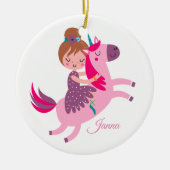 Schattige blondine haired meisje rijden op een een keramisch ornament (Voorkant)