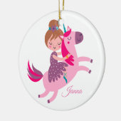 Schattige blondine haired meisje rijden op een een keramisch ornament (Links)