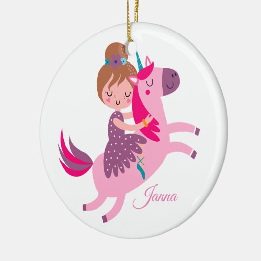 Schattige blondine haired meisje rijden op een een keramisch ornament (Links)