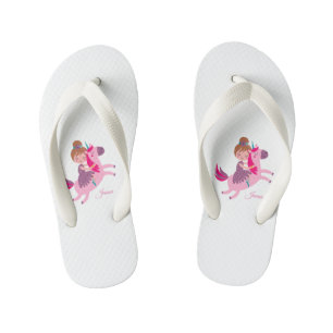 Schattige blondine haired meisje rijden op een een kinder teenslippers