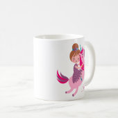 Schattige blondine haired meisje rijden op een een koffiemok (Voorkant rechts)