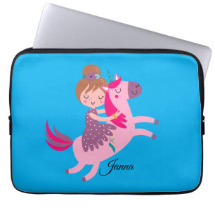 Schattige blondine haired meisje rijden op een een laptop sleeve