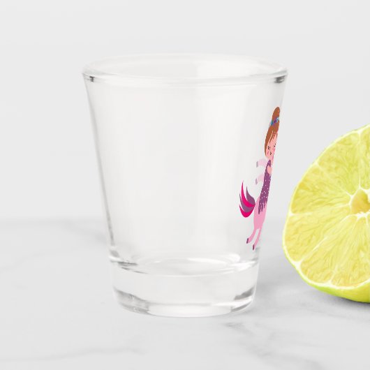 Schattige blondine haired meisje rijden op een een shot glas (Links)