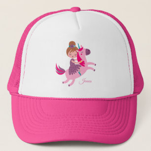 Schattige blondine haired meisje rijden op een een trucker pet