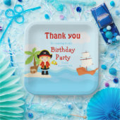 Schattige Blondine Pirate Meisje in Rode Verjaarda Papieren Bordje (Feest)