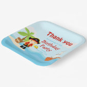 Schattige Blondine Pirate Meisje in Rode Verjaarda Papieren Bordje (Gebogen)