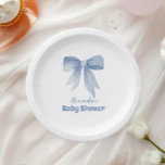 Schattige Blue Bow Ribbon Baby Boy Shower Papieren Bordje<br><div class="desc">Serveer lekkernijen in stijl met deze Schattigee Blue Bow Ribbon Baby Boy Shower Paper Borden! Deze charmante borden zijn ontworpen om te passen bij een klassiek babyjongensdouchethema en hebben een schattig blauw booglint op een zachte pastelachtergrond. Ideaal voor het toevoegen van een zoete en verfijnde touch aan uw tafel, deze...</div>