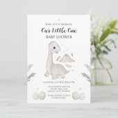 Schattige Boho Dinosaurus Baby Shower Uitnodiging (Staand voorkant)