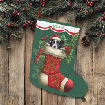 Schattige Border Collie Peeking Grote Kerstsok<br><div class="desc">Deze Holiday kous heeft een afbeelding van een schattige zwart-witte Border Collie hond gluren uit een rode kous. Het afbeelding wordt omringd door holle, rode bessen en poinsettia bloeit, en is geplaatst op een kerstgroene achtergrond. Een wit geschulpte randontwerp met rode rand houdt uw aangepaste naam bovenaan. De achterkant van...</div>