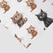Schattige boze gekke zwarte kat, grijze kat en bru tissuepapier (Detail)
