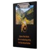 Schattige British Owl Nesting op Monogram Egg Foto Klembord (Links)