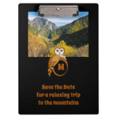 Schattige British Owl Nesting op Monogram Egg Foto Klembord (Voorkant)