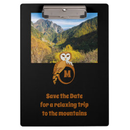 Schattige British Owl Nesting op Monogram Egg Foto Klembord