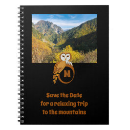 Schattige British Owl Nesting op Monogram Egg Foto Notitieboek