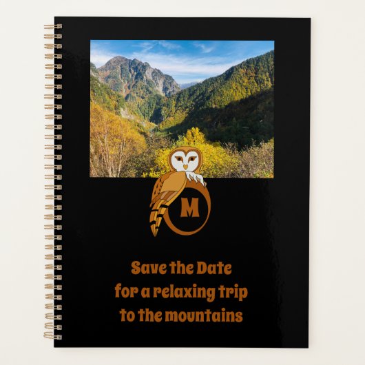 Schattige British Owl Nesting op Monogram Egg Foto Planner (Voorkant)