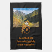 Schattige British Owl Nesting op Monogram Egg Foto Theedoek (Verticaal)