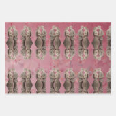 Schattige bruidspaar die handen vasthoudt inpakpapier vel (Voorkant 2)