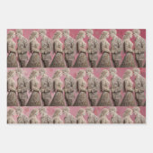 Schattige bruidspaar die handen vasthoudt inpakpapier vel (Voorkant)