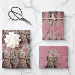 Schattige bruidspaar die handen vasthoudt inpakpapier vel