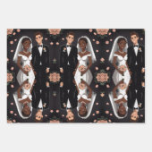 Schattige bruidspaar met grote vrolijke glimlach. inpakpapier vel (Voorkant 2)