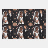 Schattige bruidspaar met grote vrolijke glimlach. inpakpapier vel (Voorkant)