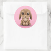 Schattige bruin Baby konijntje op roze Ronde Sticker (Tas)