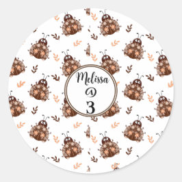 Schattige bruin en beige lieveheersbeestje en bloe ronde sticker
