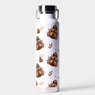 Schattige bruin en beige lieveheersbeestje en bloe waterfles