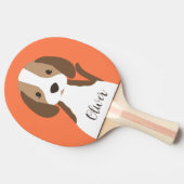 Schattige bruin en wit hondenportret tafeltennisbatje (Zijkant)