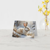 Schattige Bruin en Wit Konijnenkonijn in Sneeuwbla Kaart (Gele Bloem)