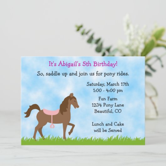 Schattige Bruin Paard, Roze Zadel Pony Party Verja Kaart (Staand voorkant)