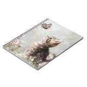 SCHATTIGE BRUIN TABBY KITTEN MET VLINDERS NOTITIEBOEK (Linkerzijde)