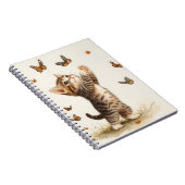 SCHATTIGE BRUIN TABBY KITTEN MET VLINDERS NOTITIEBOEK (Rechterzijde)