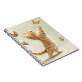 SCHATTIGE BRUIN TABBY KITTEN MET VLINDERS NOTITIEBOEK (Rechterzijde)