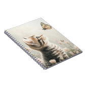 SCHATTIGE BRUIN TABBY KITTEN MET VLINDERS NOTITIEBOEK (Rechterzijde)