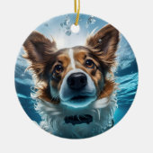 Schattige bruin wit hondje onderwater zwemmen Orna Keramisch Ornament (Voorkant)