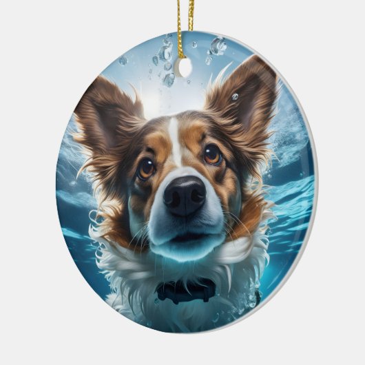 Schattige bruin wit hondje onderwater zwemmen Orna Keramisch Ornament (Links)