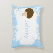 Schattige bruine jongen die bidt en gedicht accent kussen (Voorkant(Verticaal))