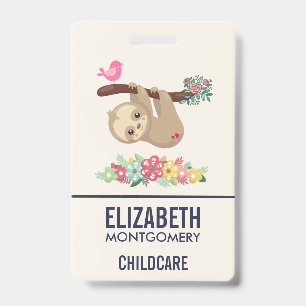 Schattige bruine luiaard die ondersteboven hangt badge