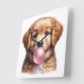 Schattige bruine puppy die bubbelgom blaast kinder vierkante klok (Hoek)